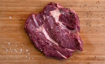 Rohes Chuck Steak / Rindernackensteak auf einem Holzbrett