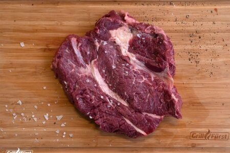 Rohes Chuck Steak / Rindernackensteak auf einem Holzbrett