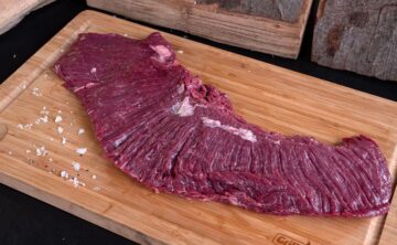 Rohes Flap Steak aus dem Bauchlappen vom Rind auf einem Holzbrett