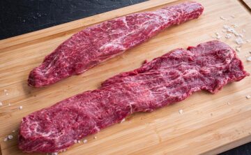 Rohes Flat Iron Steak auf einem Holzbrett