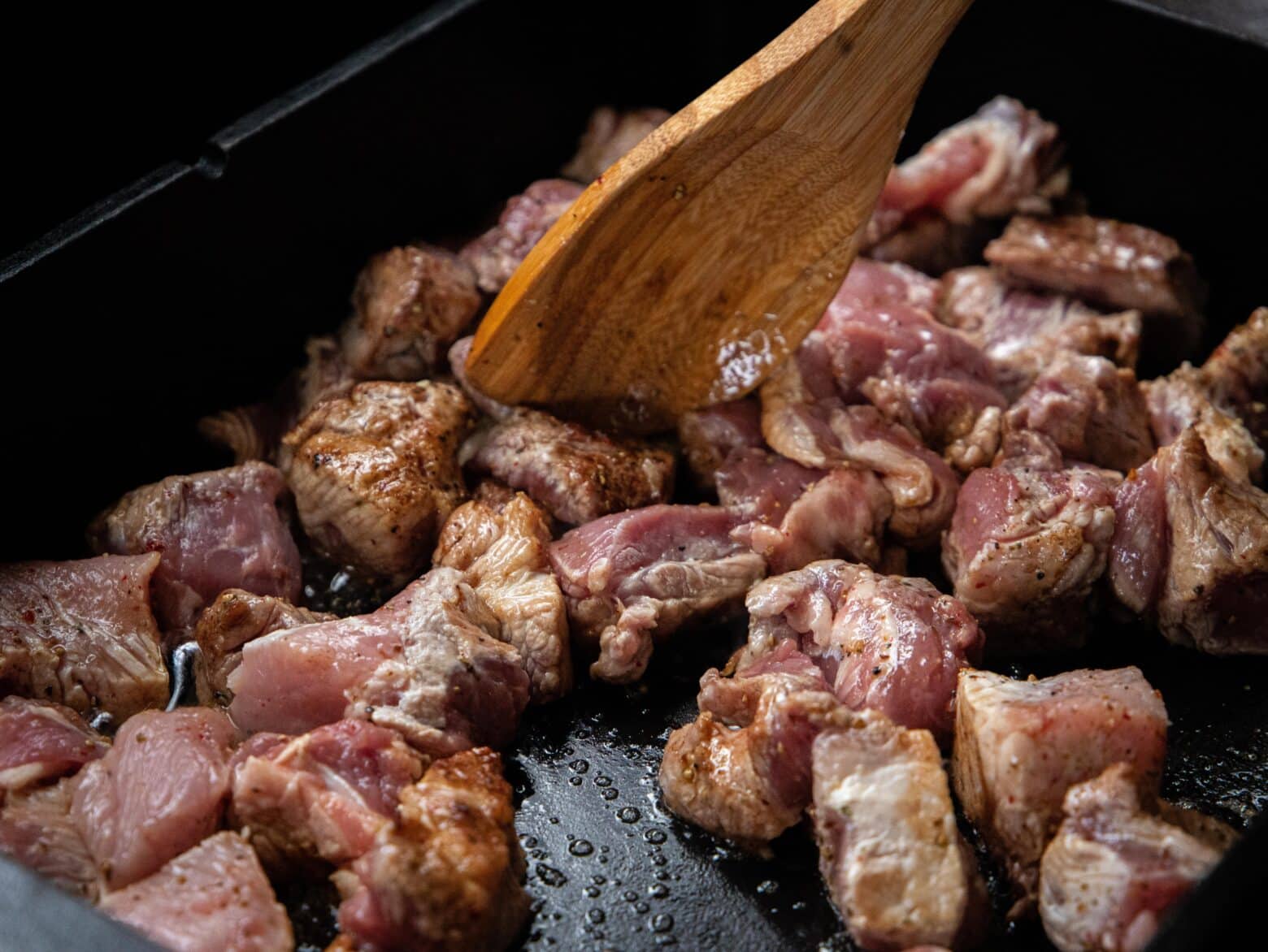 Fleisch wird im Dutch Oven angebraten