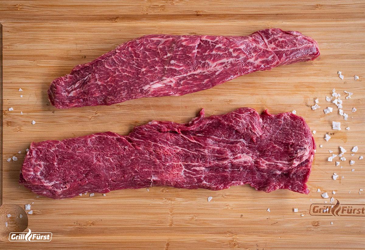 Kerntemperatur Flat Iron Steak: Rohe Steaks auf einem Holzbrett