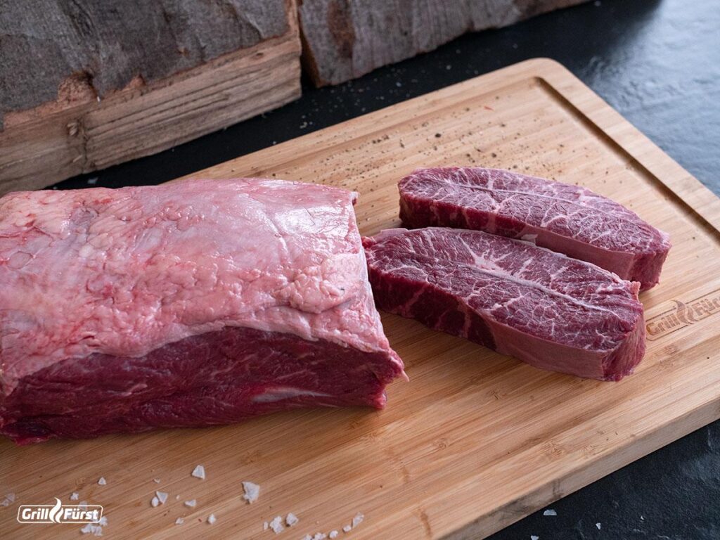 Kerntemperatur Schaufelstück: Rohes Schulterfleisch vom Rind auf einem Holzbrettauf einem Holzbrett