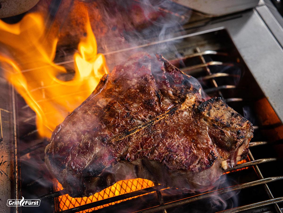 Porterhouse Steak bei hohen Temperaturen (z.B. auf der Infrarotzone) angrillen