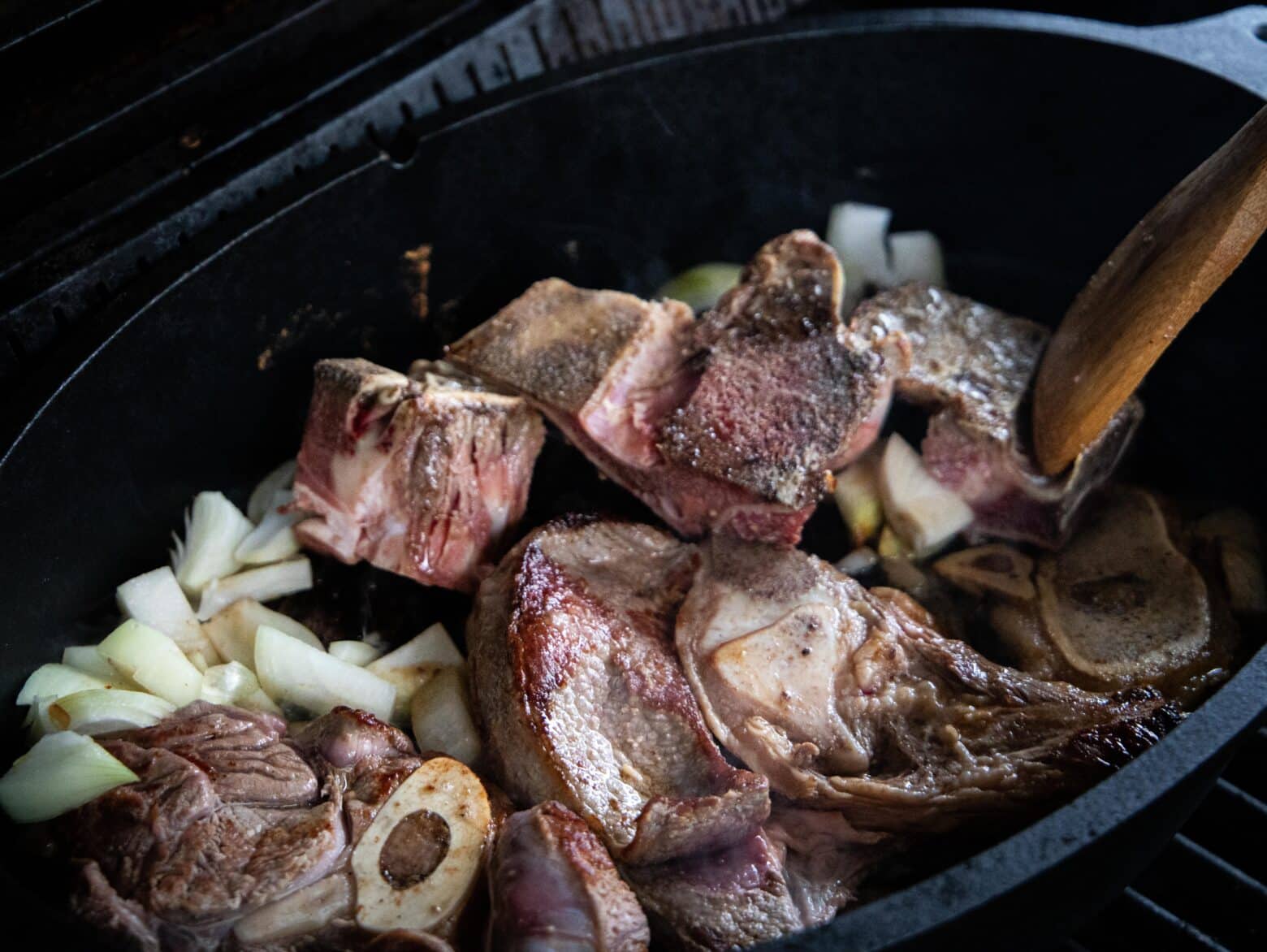 Suppenfleisch wie Rinderknochen für Borschtsch anrösten