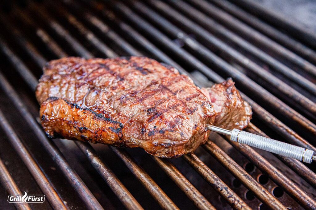 Kerntemperatur Steak messen: Rindersteak auf dem Grill mit Grillthermometer