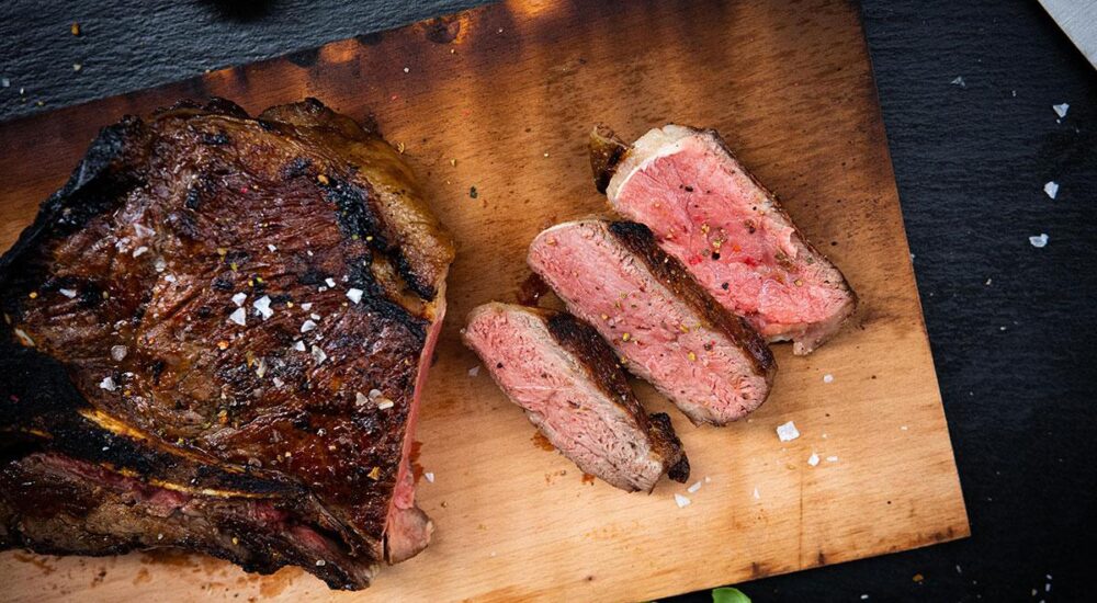 T-Bone Steak medium-rare bei einer Kerntemperatur von 54 °C