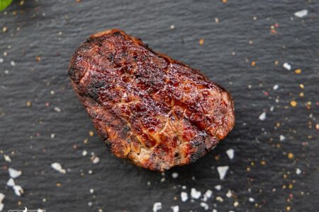 Gegrilltes Tournedo Steak auf einer Schieferplatte