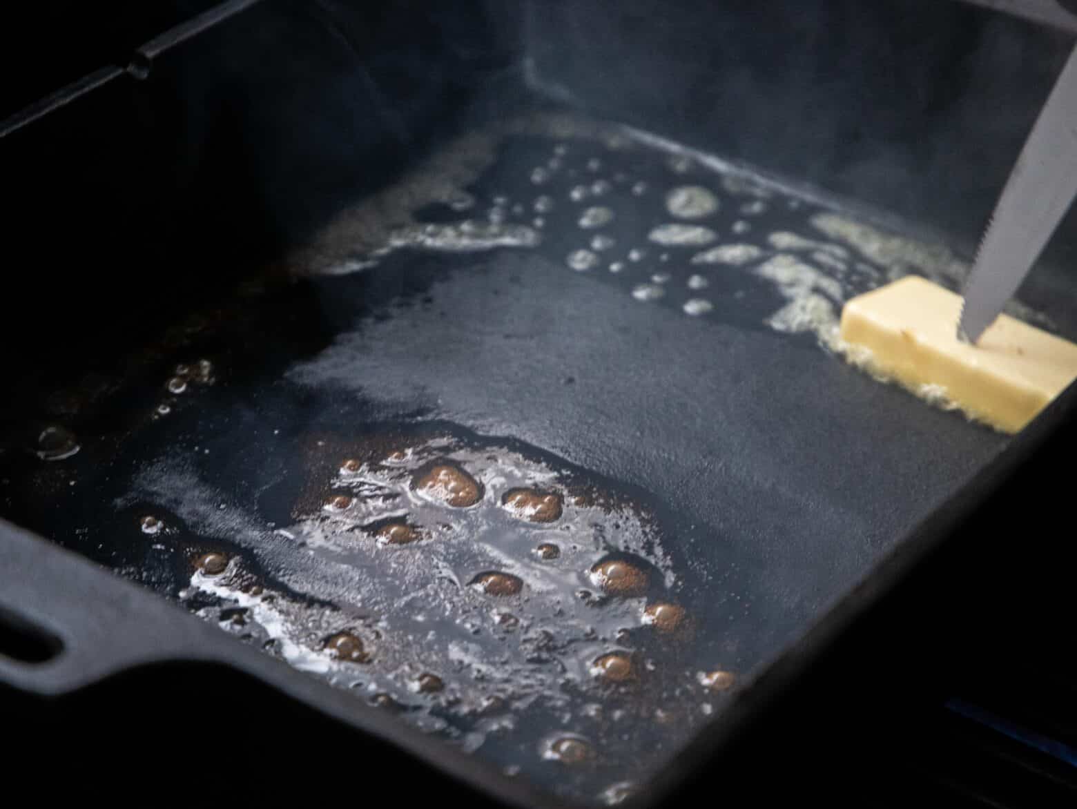 Butterschmalz in einem Dutch Oven auslassen