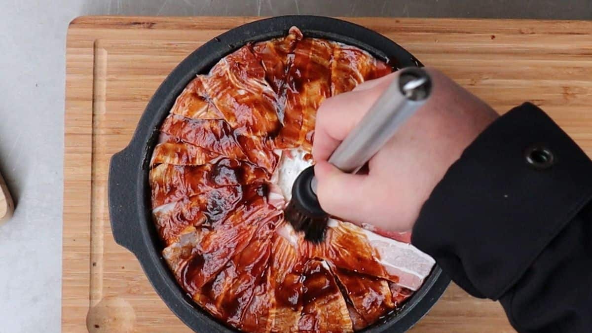 Camembert Bacon Bomb im Dutch Oven