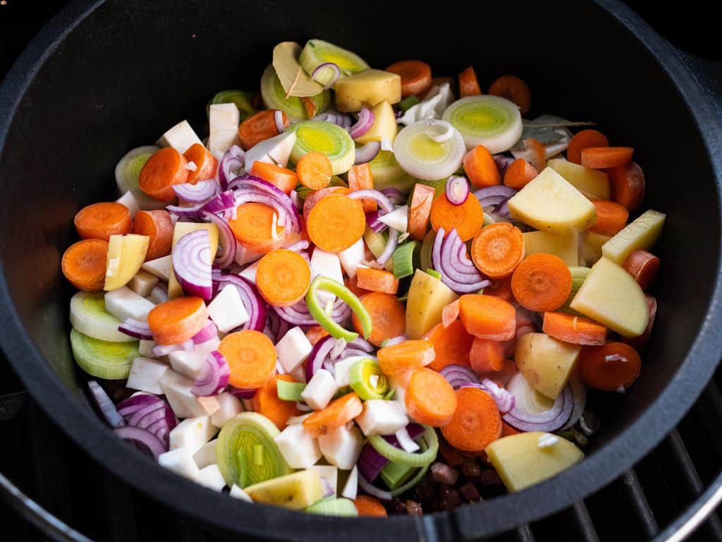 Irish Stew im Dutch Oven zubereitet mit Gemüse