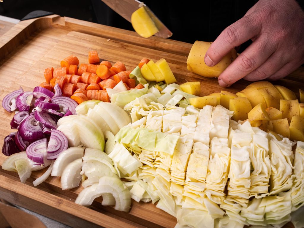 Gemüse für Irish Stew wird geschnitten