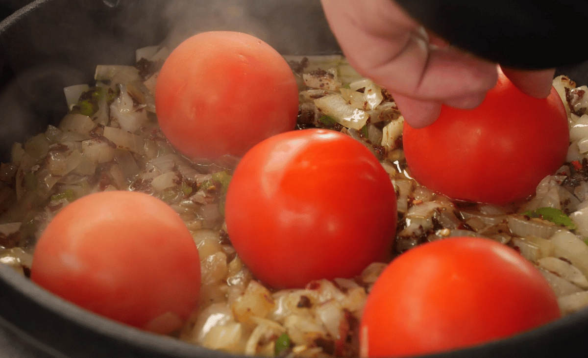 Tomaten anbraten für die Shakshuka