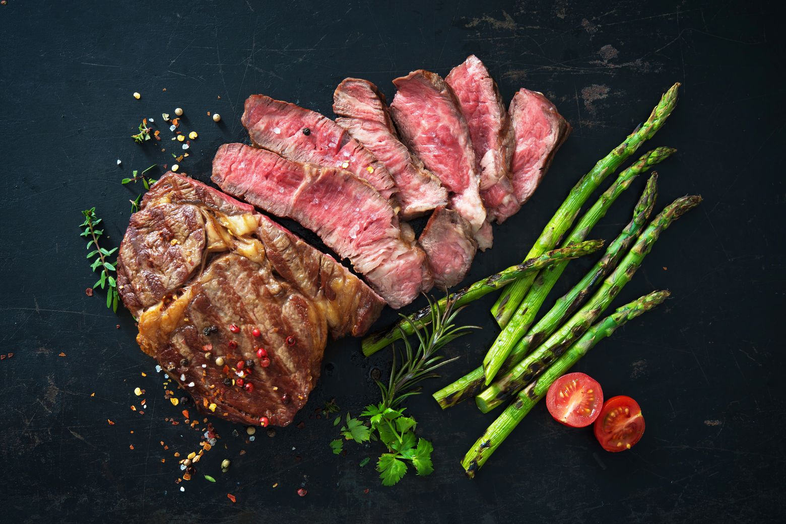 Das perfekte Steak grillen – von der Vorbereitung bis zum Rost