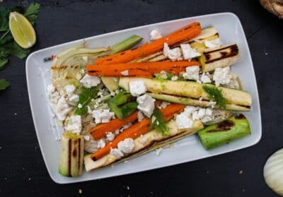 Gegrillter Fenchel mit Gemüse und Feta