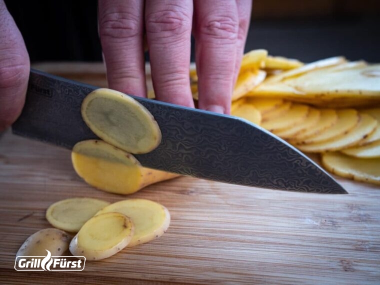 Kartoffeln mit einem Messer schneiden