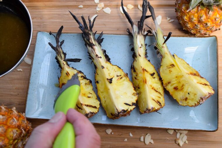 Gegrillte Ananas marinieren