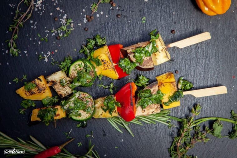 Gemüsespieße als vegetarische Alternative auf einer Schieferplatte