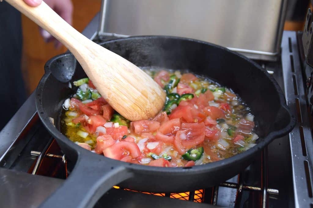 Jalapeno Salsa zubereiten in einer Gusspfanne