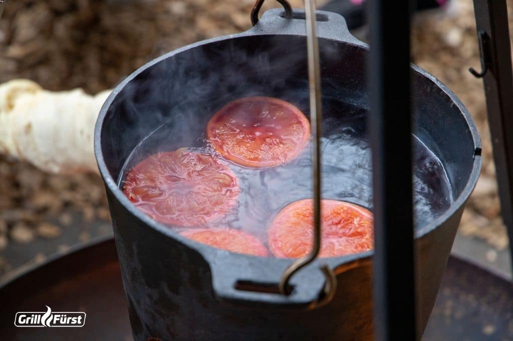 Roter Glühwein im Dutch Oven