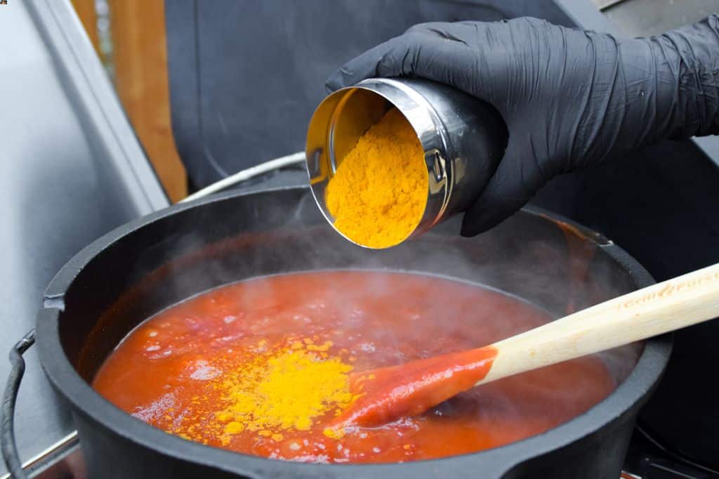 Currywurst Sauce im Dutch Oven