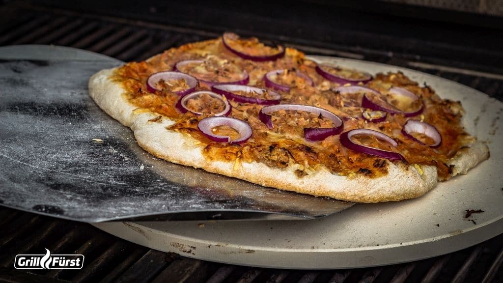 runde Pizza auf Pizzastein grillen