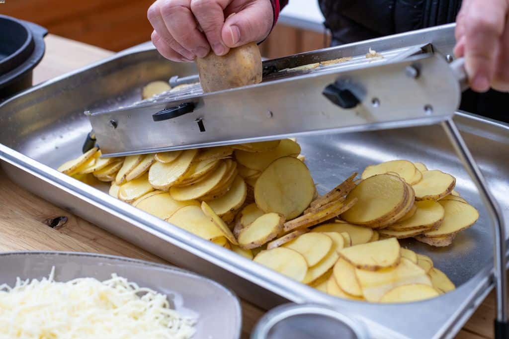 Kartoffel Scheiben schneiden
