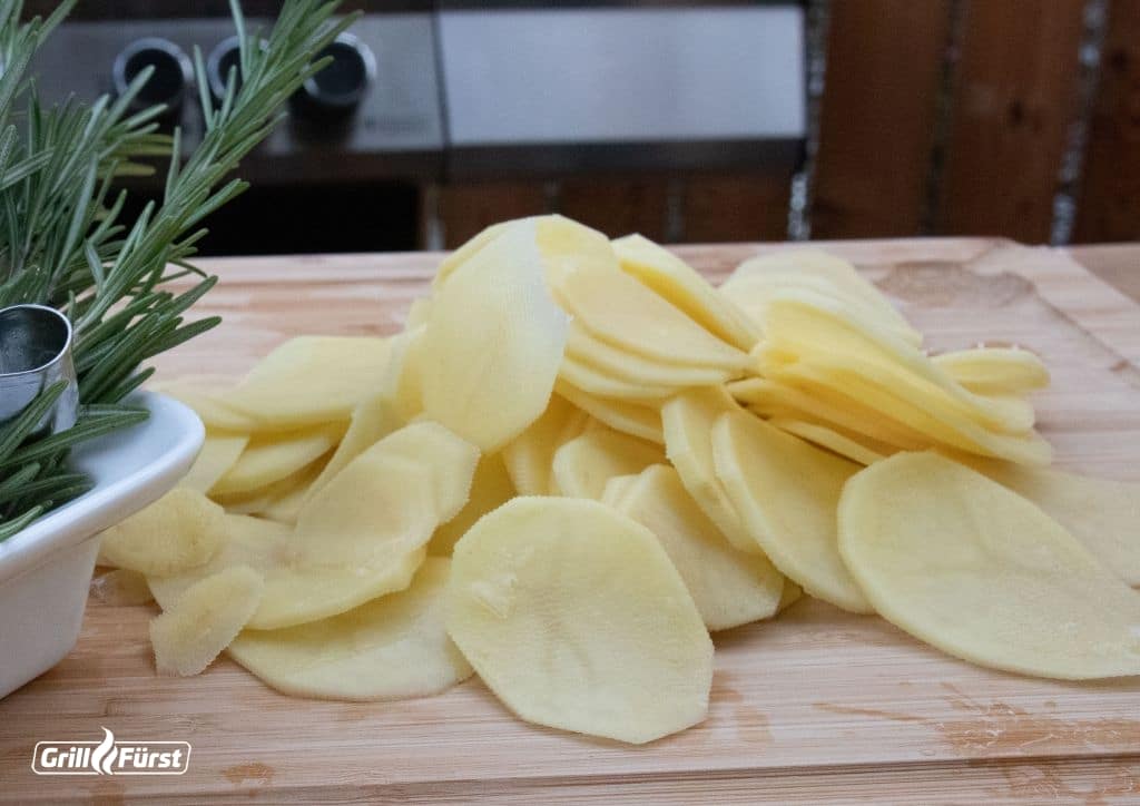 rohe Kartoffeln in duenne Scheiben geschnitten