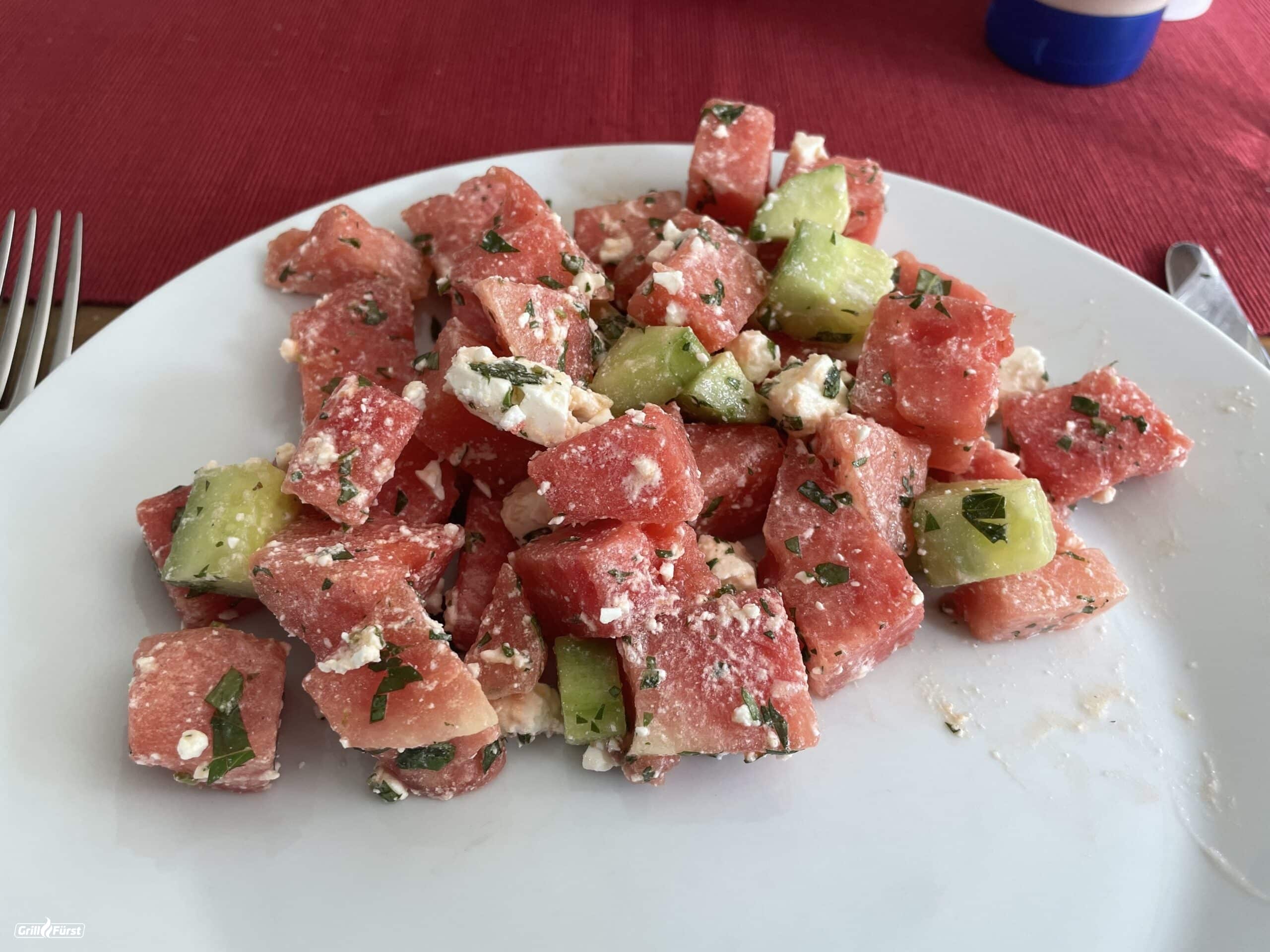 Sommerlich frischer Wassermelonensalat mit Feta, Minze und Zitrone