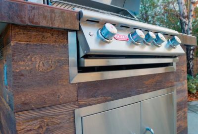 Die Aussparung für den BULL Einbaugrill ist mit einer Edelstahlblende sauber eingefasst