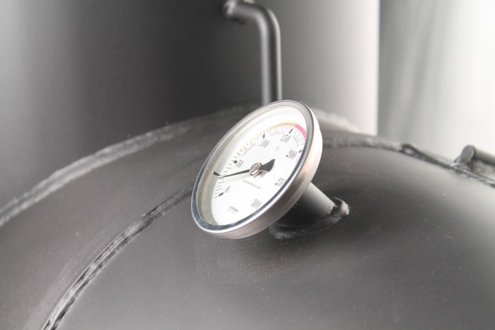 Grillfürst Smoker mit schräggestelltem Thermometer