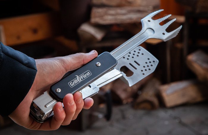 Das Grillfürst Multi-BBQ-Tool mit Grillzange, Grillwender, Grillgabel und Flaschenöffner