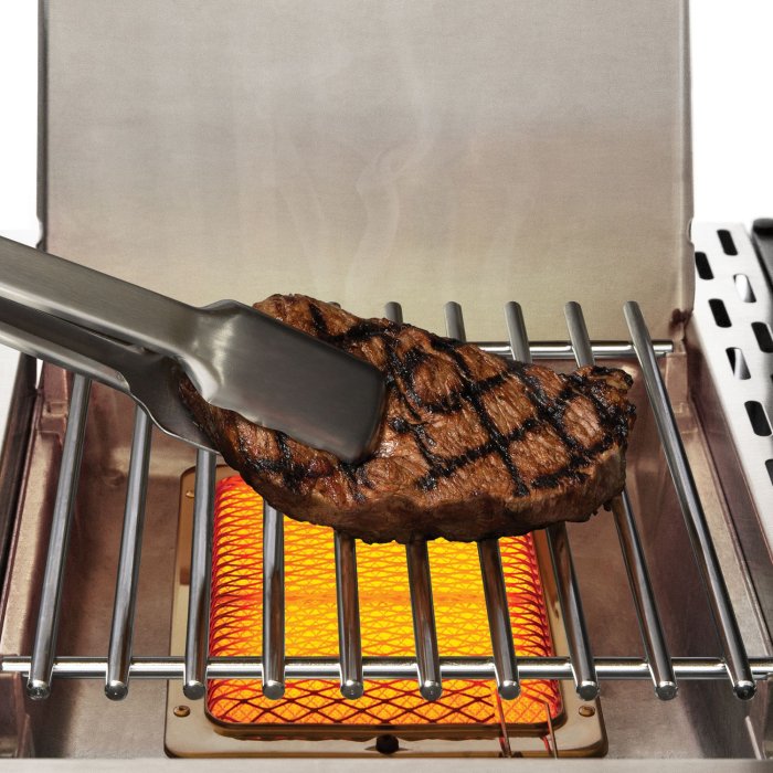 Der Broil King Baron S590 IR mit Infrarotbrenner in der Seitenablage