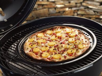 Flammkuchen auf dem Pizzablech direkt im Kugelgrill backen