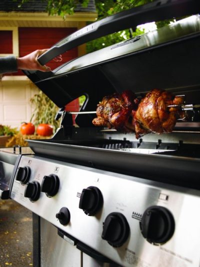 Broil King Drehspieß im Einsatz Knuspriges Grillhähnchen - kein Problem für den Broil King Drehspieß