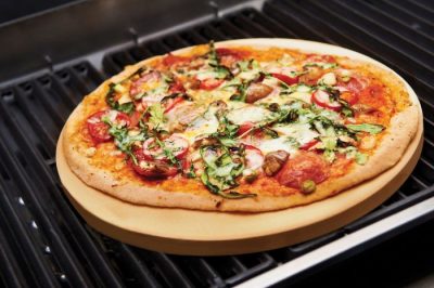 Broil King Pizzastein für den Gasgrill Mit dem Broil King Pizzastein lässt sich besonders köstliche Pizza zubereiten