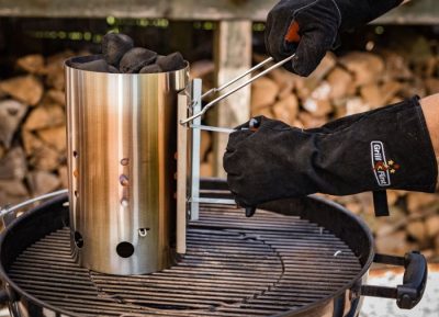 Der Grillfürst Anzündkamin mit Haltegriff für einfache Handhabung Grillfürst Anzündkamin mit extra Haltegriff zum leichten und sicheren Ausschütten der Kohle