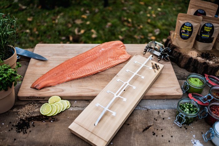 Flammlachs auf dem Axtschlag Flammlachsbrett vorbereiten