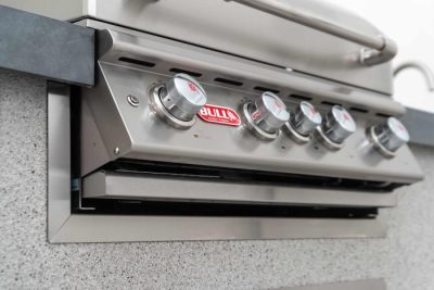 BULL Edelstahlblende für Lonestar und Angus Einbaugrills: Verdeckt unschöne Ausschnittkanten und sorgt für einen sauberen Abschluss in der Outdoorküche BULL Edelstahlblende für Lonestar und Angus Einbaugrills: Verdeckt unschöne Ausschnittkanten und sorgt für einen sauberen Abschluss in der Outdoorküche