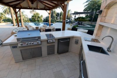 BULL Gartenkühlschrank in der Außenküche BULL Outdoorküche mit Einbau-Kühlschrank