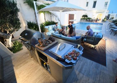 Der BULL Einbau Gasgrill integriert in eine Outdoor Küche