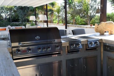 Die BULL Seitenbrenner lassen sich perfekt in die Außenküche integrieren