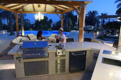 Luxuriöse Außenküche mit Einbau Gasgrill und weiteren Einbauelementen von BULL
