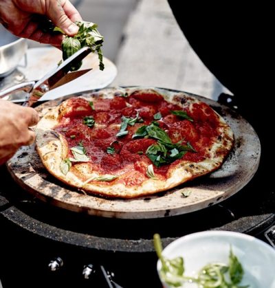 Pizza auf dem Bastard Keramikgrill Pizza backen mit dem Bastard Keramikgrill und dem passendem Pizzastein