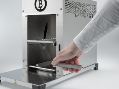 Beefer Grill PRO II mit komfortabler Einhand-Höhenverstellung des Grillrostes