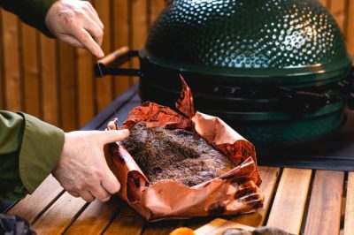 Fleisch eingewickelt in Butcher Paper von Big Green EGG Eingewickelt in Butcher Paper kann das Fleisch atmen, bleibt saftig und bekommt gleichzeitig eine schöne Kruste.