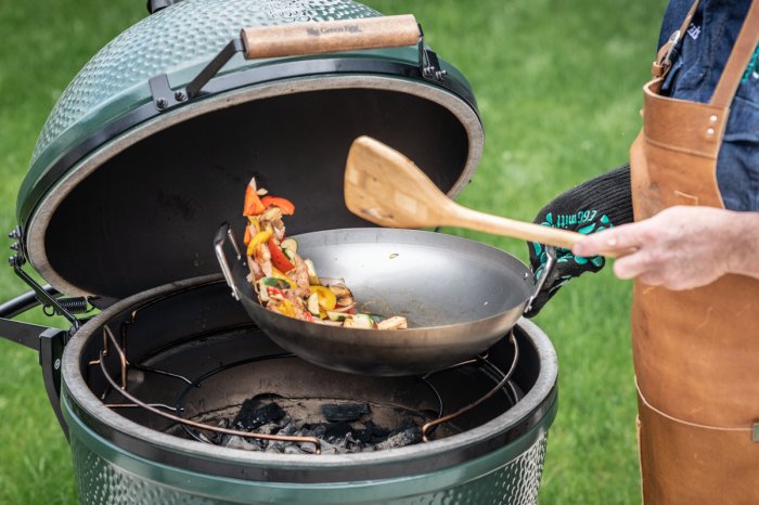 Der Big Green Egg Carbonstahl Wok im convEGGtor Korb