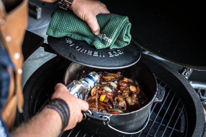 Der Big Green Egg Dutch Oven gefüllt mit leckerem Bueof Stroganoff