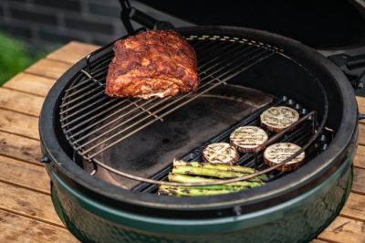 Das EGGspander Grillrostsystem mit halben Grillrosten und vielen verschiedenen Grillflächen