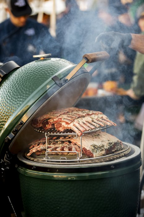Der Big Green Egg Keramikgrill Large mit EGGspander Grillrost für mehrere Ebenen